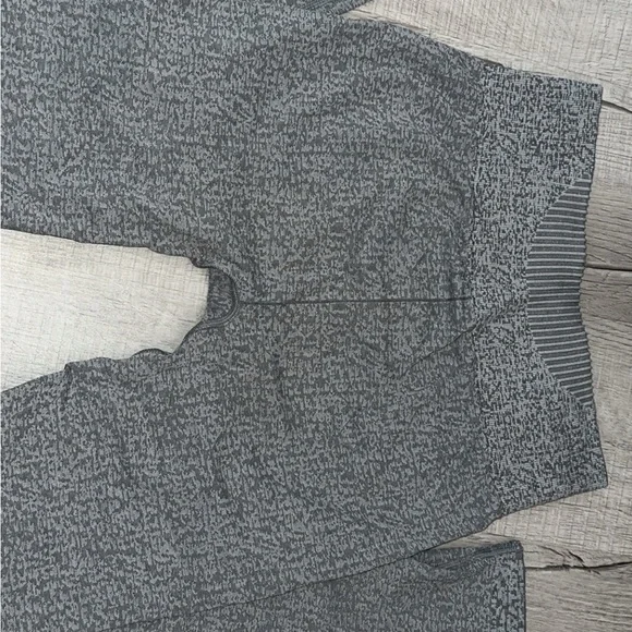 Gymshark Textured Gray Leggings - Picture 2 of 2